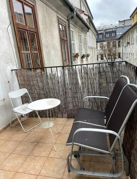 120 M2 Apartment In The Centre Of The Old Town ブラチスラヴァ エクステリア 写真